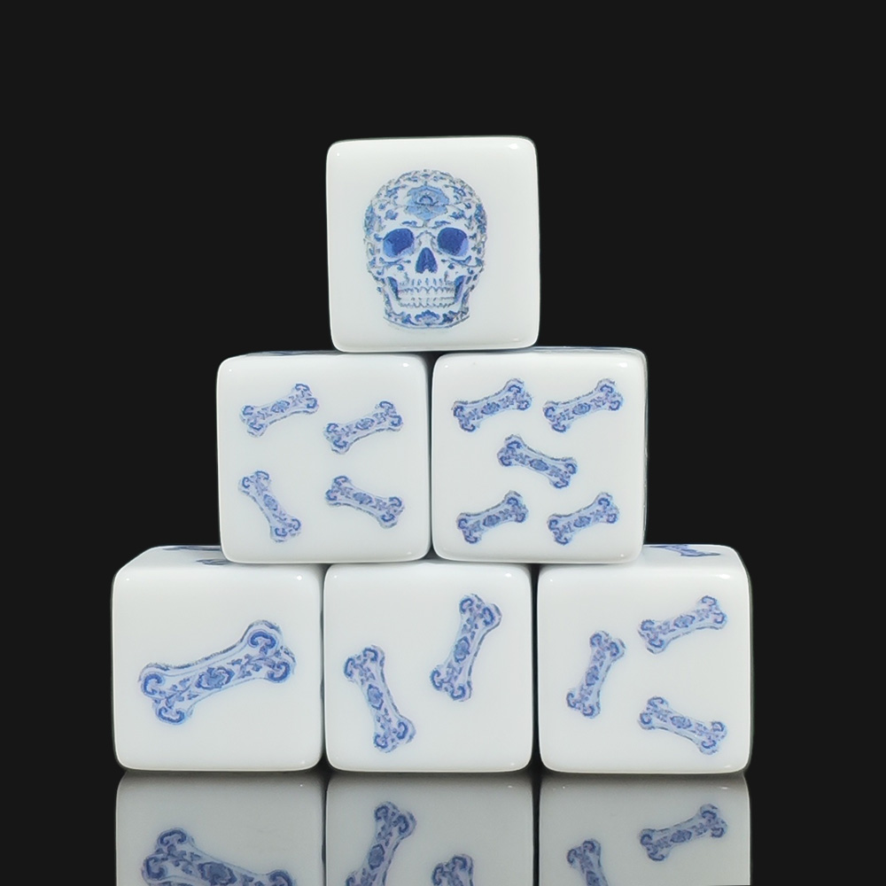 Board Game Print - ลูกเต๋าอะคริลิคสีขาวพิมพ์ลายดอกไม้และหัวกะโหลกสีน้ำเงินขนาด 16 มม. จำนวน 12 ชิ้น